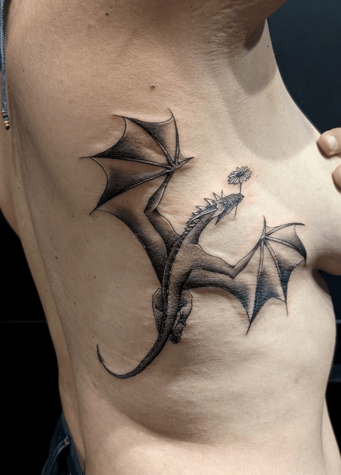 Tatouage blackwork côtes